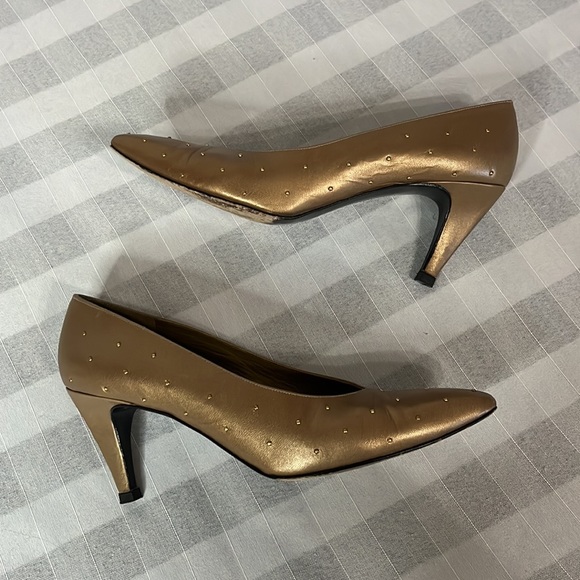 Stuart Weitzman gold with gold round studded 3” heels/pump - Picture 5 of 17